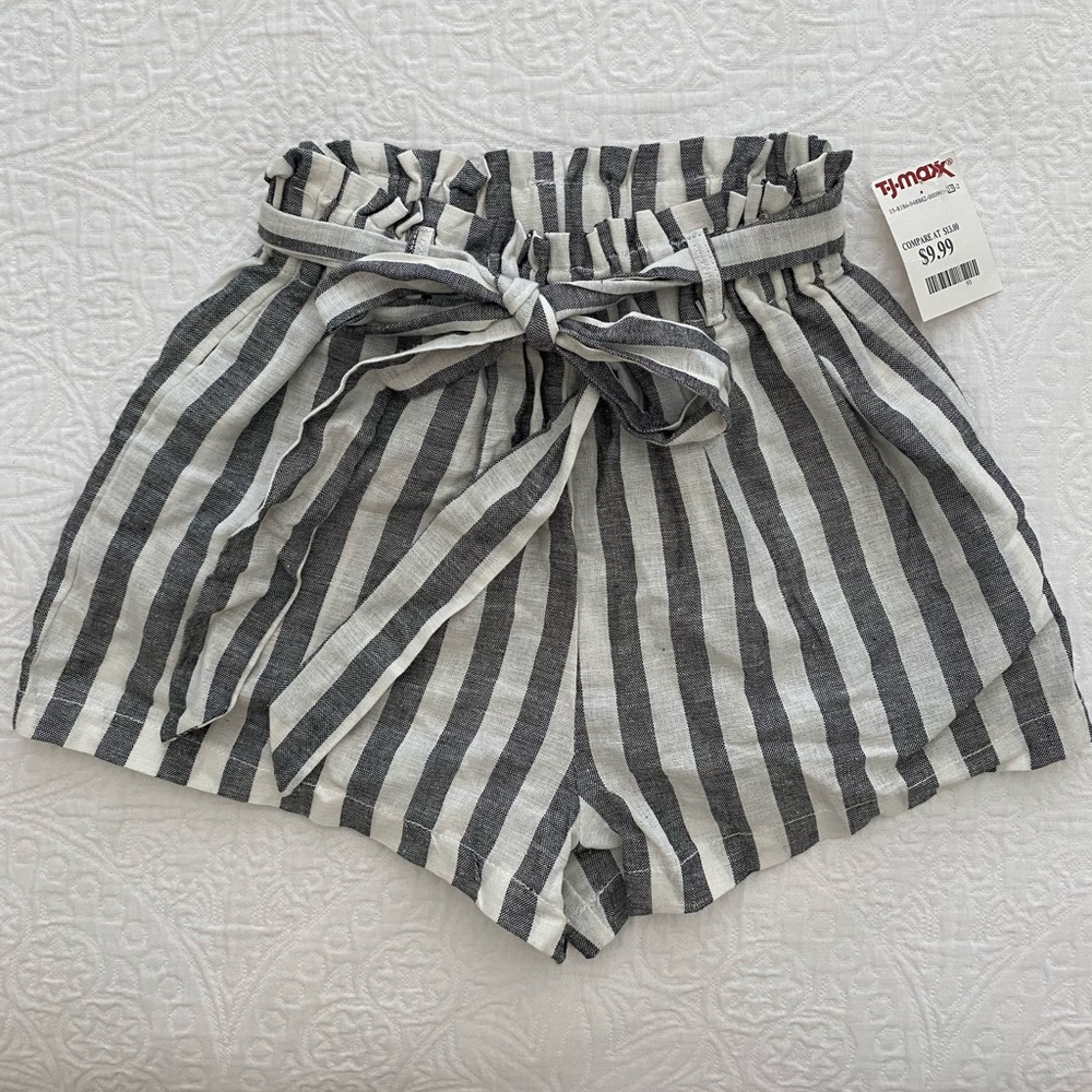 High waisted flowy striped shorts with tie